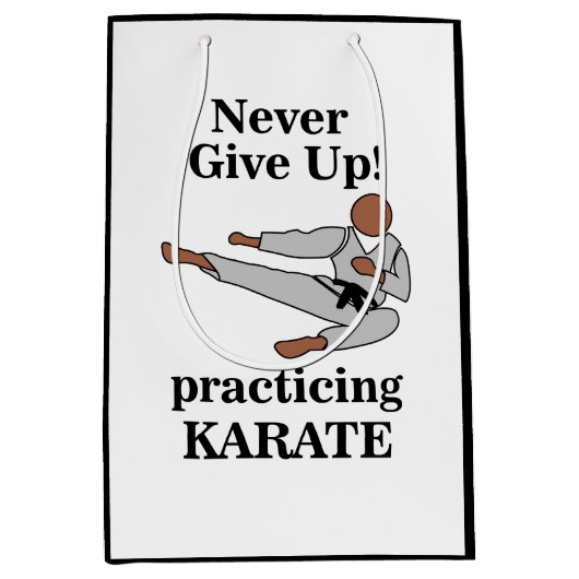 Karate Black Belt nooit opgeven vechtsporten Medium Cadeauzakje (Voorkant)