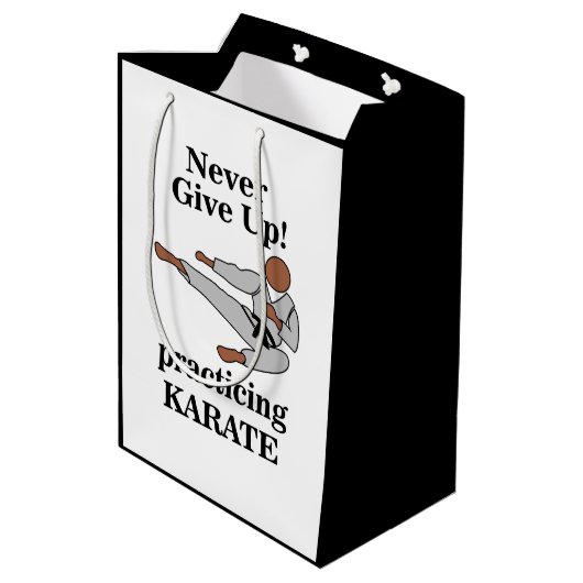 Karate Black Belt nooit opgeven vechtsporten Medium Cadeauzakje (Achterkant Gekanteld)