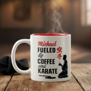 Karate - gedreven door koffie en karate. tweekleurige koffiemok