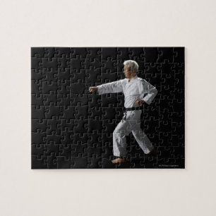 Karate master demonstratie, studio shot legpuzzel