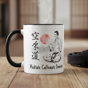 Karate - Mediteren. Caffeinate. Domineren. Mok