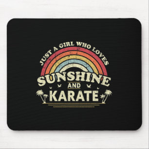 Karate Shirt. Gewoon een meisje dat houdt van zon Muismat