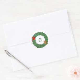 Kardinalen in een groene krans met monogram ronde sticker
