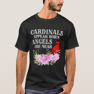 Kardinalen verschijnen wanneer engelen nabij vrouw t-shirt