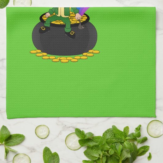 Karikatuur kabouter zittend op een pot met goud theedoek (Gevouwen)