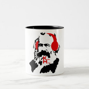 KARL MARX MET HOOFDTELEFOONS TWEEKLEURIGE KOFFIEMOK