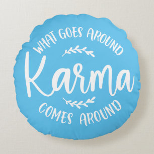 Karma wat er omheen gaat komt rond pastblauw kussen