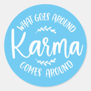 Karma wat er omheen gaat komt rond pastblauw ronde sticker