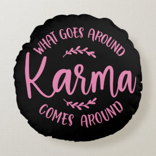 Karma wat er omheen gaat komt rond roze zwart kussen
