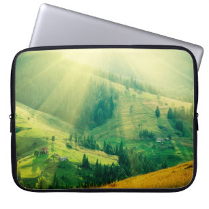 Karpatische bergen zomerlandschap op zonsondergang laptop sleeve