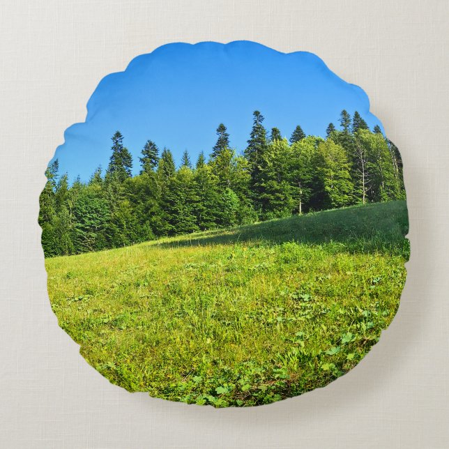 Karpatische Groene Weide – Roemeense Bergprint Rond Kussen (Voorkant)