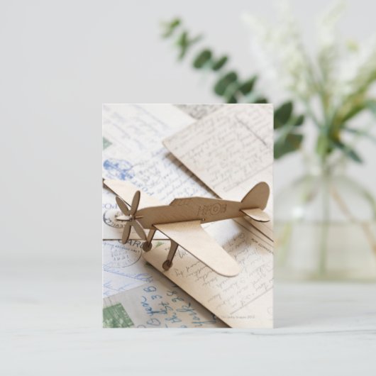 Kartonservliegtuig op briefkaarten (Staand voorkant)