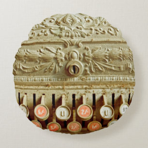  kassenregister, dat onder stof en cobweb valt rond kussen