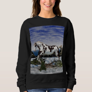 Kastanjebruine en witte paint horse in de sneeuw trui