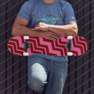 Kastanjebruine Rood Roze Chevron Zigzag Ontwerp Skateboard