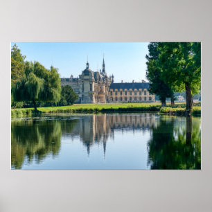 Kasteel van Chantilly en weerspiegeling in een vij Poster