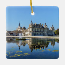 Kasteel van Chantilly met weerspiegeling in een vi
