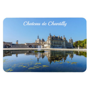 Kasteel van Chantilly met weerspiegeling in een vi Magneet