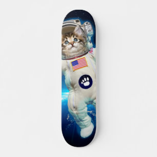 Kat-astronaut in de ruimte skateboard