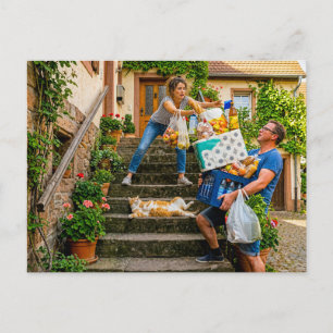 Kat blokkeert trap tijdens boodschappen briefkaart