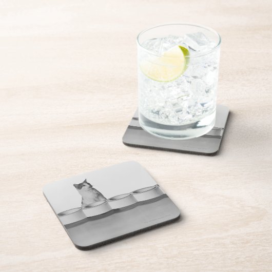 Kat dat op witte schaal naast een tapijtschuit zit onderzetter (Rechterzijde)