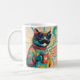 Kat die een oversized zonnebril draagt, een koffie koffiemok