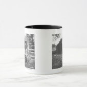 Kat die uit een koffieblikje eet mok (Midden)