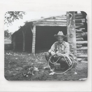 Kat die uit een koffieblikje eet muismat