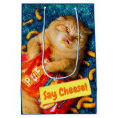 Kat Eating Cheese Puffs Medium Cadeauzakje (Achterkant)