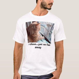 kat en eekhoorn, zo dichtbij...nog ver weg t-shirt