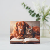Kat en hond lezen van een boek briefkaart (Staand voorkant)