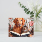 Kat en hond lezen van een boek briefkaart (Staand voorkant)