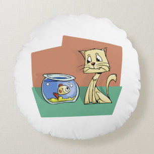 Kat en klip van viskuit rond kussen