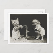 Kat en pop bij waterpomp  Oddity Briefkaart (Voorkant / Achterkant)