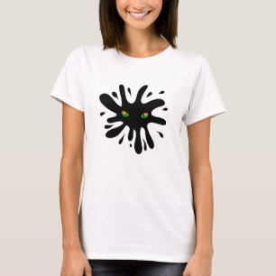 Kat Eyes kijkt uit naar een zwart blok T-shirt