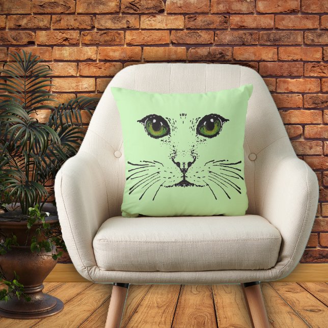 Kat Gezicht Schets Diepe Groene Ogen Lange Whisker Kussen (Kitty Cat face drawn in black green eyes whiskers on light green accent decorative pillow.)