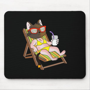 Kat in bikini op strandstoel drinkend muismat