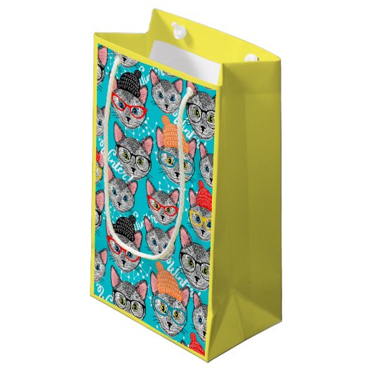 Kat in de pet klein cadeauzakje (Voorkant Gekanteld)