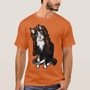 Kat in een krullende bruine pruik t-shirt