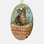 Kat in een naaimand keramisch ornament (Links)