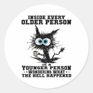 Kat In elke oudere persoon is een jongere persoon Ronde Sticker