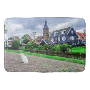 Kat in het traditionele vissersdorp badmat