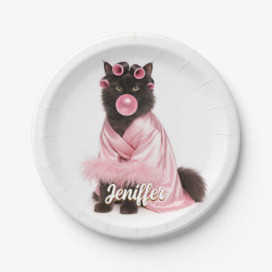Kat in roze gewaad met haarrollers en bubblegum papieren bordje