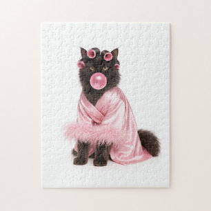 Kat in roze gewaad met haarrollers en kauwgom legpuzzel