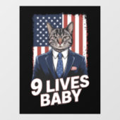 Kat in suite met Trump haar Amerikaanse vlag 9 lev Raamsticker (Vel)