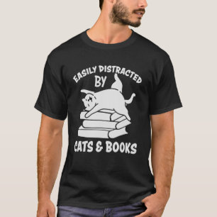 Kat Kitten, gemakkelijk verstoord door kratten en T-shirt