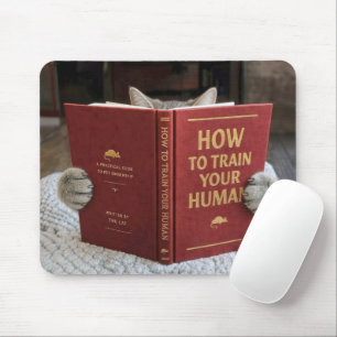 Kat leest een boek over het trainen van mensen muismat