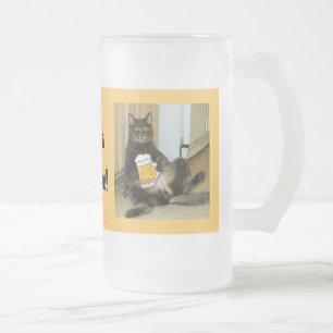 Kat maakt een Mok van een bier met een glazen bier