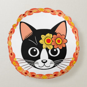 Kat Met Bloemstuk Omringd Door Decoratief Rond Kussen