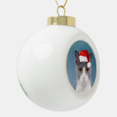 Kat met kerstcadeau voor kerstmis keramische bal ornament (Links)